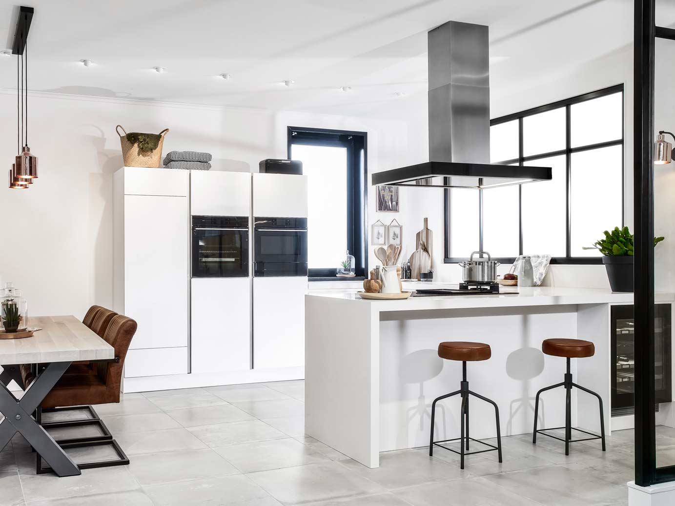 Deze moderne u-keuken is uitgevoerd in de kleur mat wit